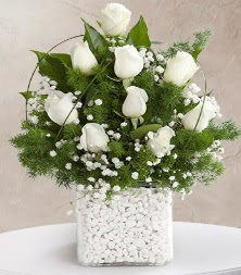 9 beyaz gül vazosu  Kahramanmaraş uluslararası çiçek gönderme 